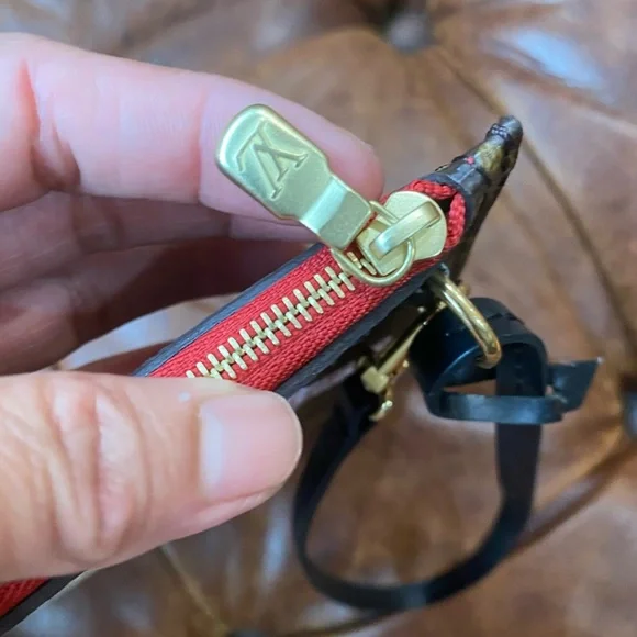 Lv Limited edition Wrislet - Picture 6 of 15